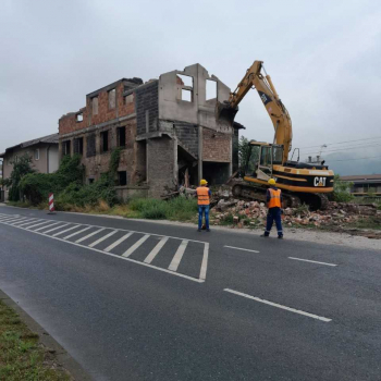 Počelo rušenje zgrade u ulici Bosanski put na čijem mjestu će se graditi nova željeznička stanica